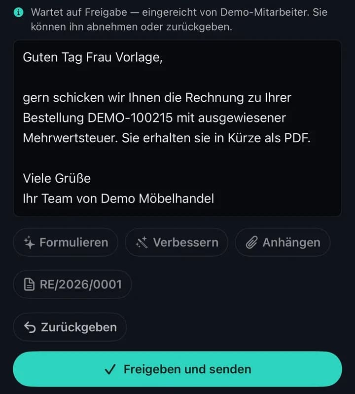 Ausschnitt aus Conciva für iPhone. Der Hinweis Wartet auf Freigabe, eingereicht von Demo-Mitarbeiter, Sie können ihn abnehmen oder zurückgeben. Darunter der Entwurf an Frau Vorlage: gern schicken wir Ihnen die Rechnung zu Ihrer Bestellung DEMO-100215 mit ausgewiesener Mehrwertsteuer, Sie erhalten sie in Kürze als PDF. Dann die Knöpfe Formulieren, Verbessern, Anhängen, die Rechnung RE/2026/0001, Zurückgeben und Freigeben und senden.