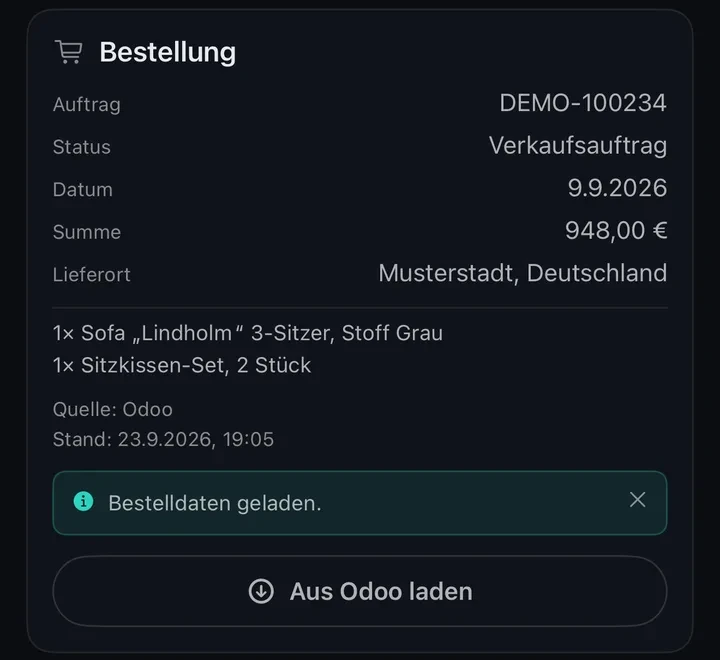 Bestellung in Conciva, aus Odoo geladen: Auftrag DEMO-100234, Status Verkaufsauftrag, Datum 9.9.2026, Summe 948,00 €, Lieferort Musterstadt, Deutschland. Positionen: 1× Sofa „Lindholm“ 3-Sitzer, Stoff Grau, und 1× Sitzkissen-Set, 2 Stück. Darunter Quelle Odoo, Stand 23.9.2026, 19:05, der Hinweis „Bestelldaten geladen.“ und der Knopf „Aus Odoo laden“.