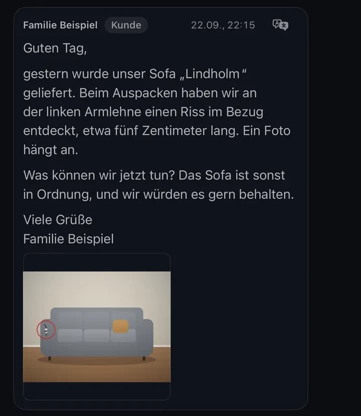 Ausschnitt aus Conciva für iPhone, Nachricht von Familie Beispiel vom 22.09., 22:15: Guten Tag, gestern wurde unser Sofa „Lindholm“ geliefert. Beim Auspacken haben wir an der linken Armlehne einen Riss im Bezug entdeckt, etwa fünf Zentimeter lang. Ein Foto hängt an. Was können wir jetzt tun? Das Sofa ist sonst in Ordnung, und wir würden es gern behalten. Darunter ein Bild des grauen Sofas, die Stelle an der linken Armlehne rot eingekreist.