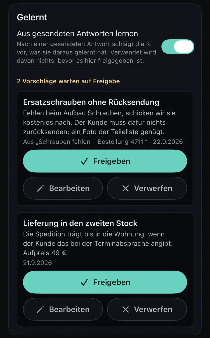 Ausschnitt aus Conciva für iPhone, Bereich „Gelernt“. Der Schalter „Aus gesendeten Antworten lernen“ ist eingeschaltet, darunter der Hinweis, dass davon nichts verwendet wird, bevor es hier freigegeben ist. In Bernstein folgt „2 Vorschläge warten auf Freigabe“. Der erste, „Ersatzschrauben ohne Rücksendung“, stammt aus einer Konversation über fehlende Schrauben zur Bestellung 4711. Der zweite heißt „Lieferung in den zweiten Stock“, Aufpreis 49 €. Unter jedem Vorschlag stehen die Knöpfe Freigeben, Bearbeiten und Verwerfen.